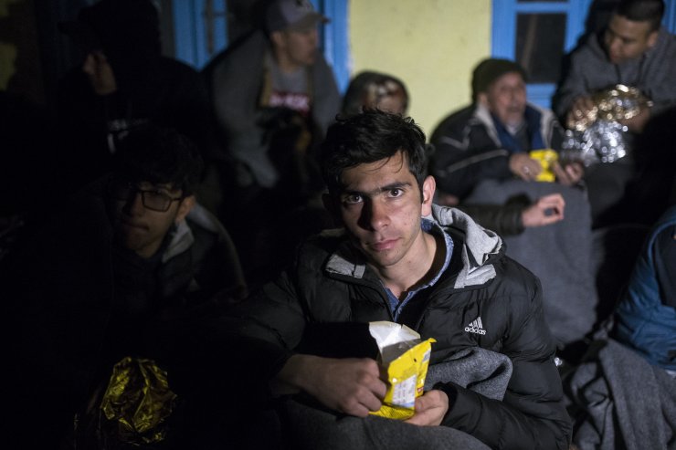 Sığınmacıların Midilli'ye geçişleri sürüyor