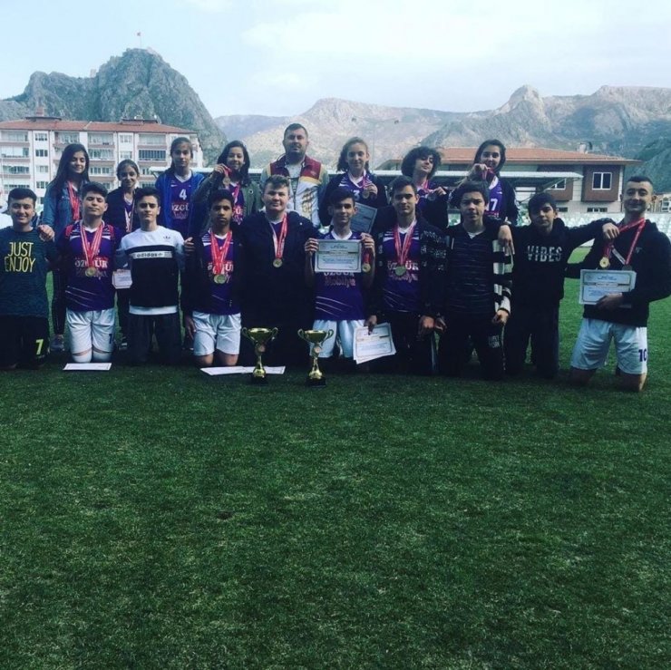 Taşova Atatürk Ortaokulu atletizme damga vurdu