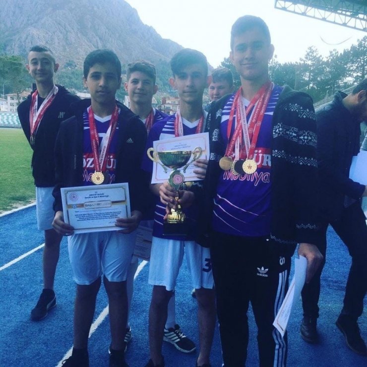 Taşova Atatürk Ortaokulu atletizme damga vurdu