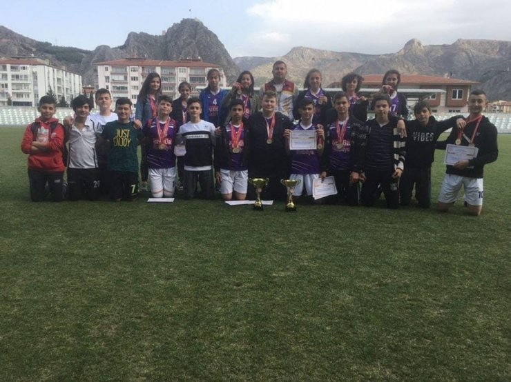 Taşova Atatürk Ortaokulu atletizme damga vurdu