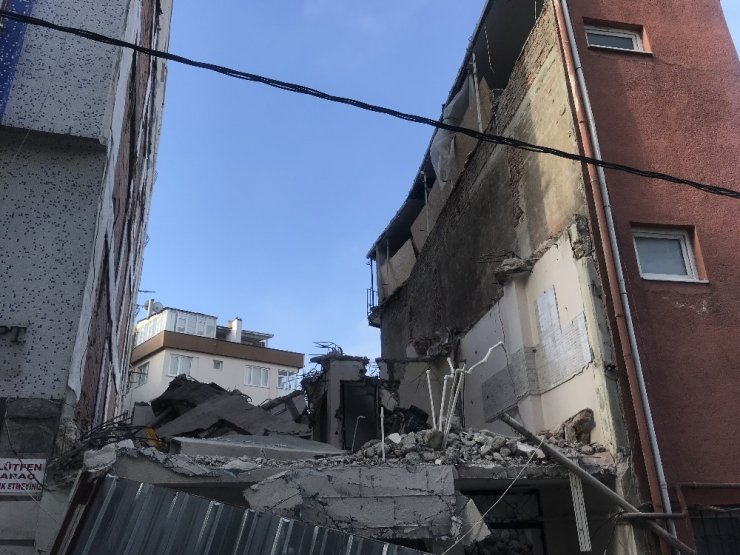 İnşaatta yıkım çalışması sırasında beton blok düştü, iki işçi yaralandı