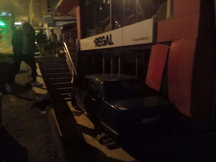 Alkollü sürücü mobilya yoldan çıkıp mobilya mağazasının önüne düştü