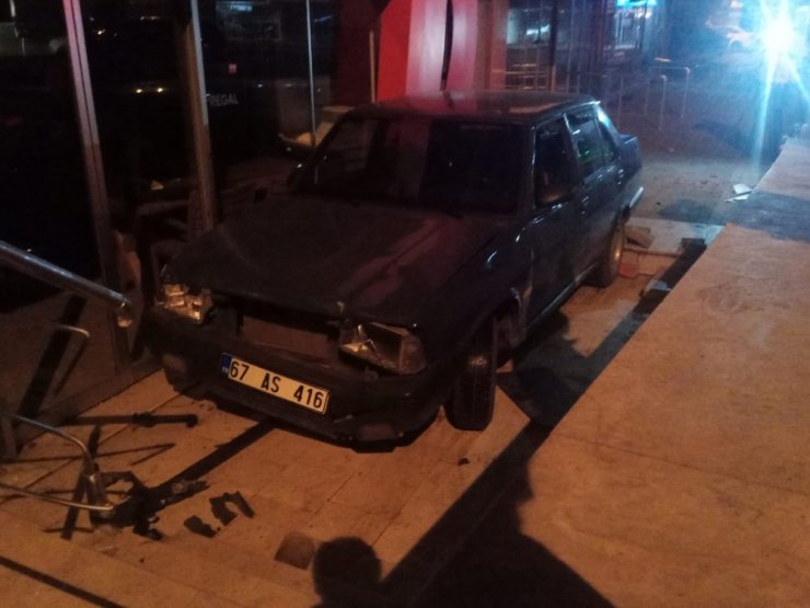 Alkollü sürücü mobilya yoldan çıkıp mobilya mağazasının önüne düştü