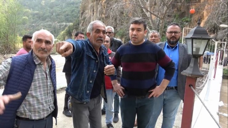 AK Parti Erdemli İlçe Başkanı Kaya, su taşkını yaşanan bölgeyi inceledi
