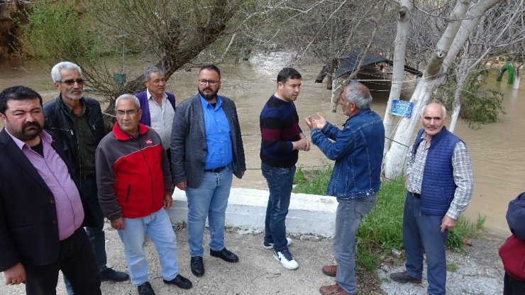 AK Parti Erdemli İlçe Başkanı Kaya, su taşkını yaşanan bölgeyi inceledi