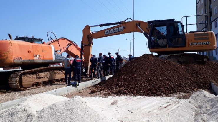 Kazdığı inşaat çukuruna düşen işçiyi itfaiye ekipleri kurtardı