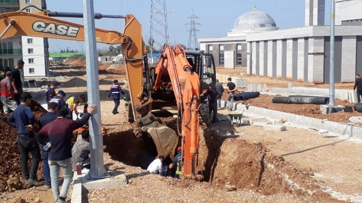 Kazdığı inşaat çukuruna düşen işçiyi itfaiye ekipleri kurtardı