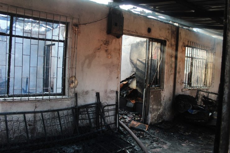 Müstakil ev alev topuna döndü, mahalleli panik yaşadı