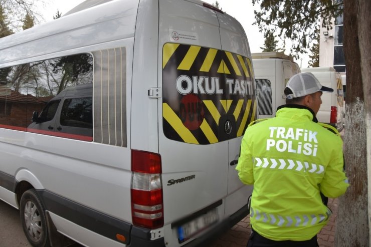 Okul çevrelerinde 2 bin 885 kişi sorgulandı, 7 aranan şahıs yakalandı
