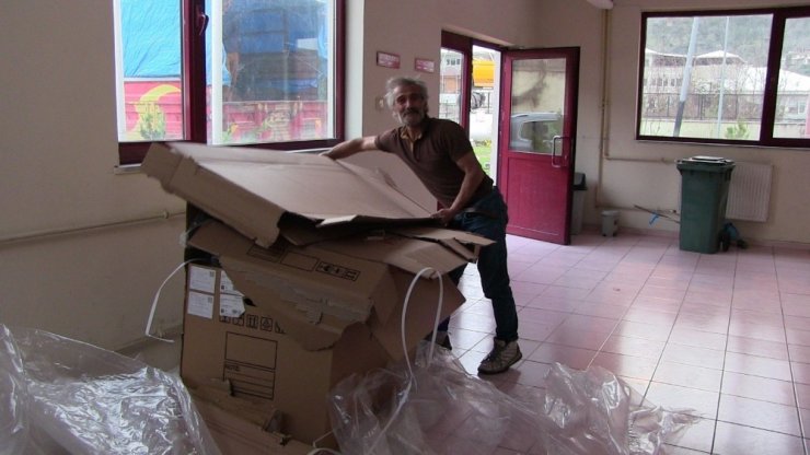 Ekmeğini çöpten çıkarıyor