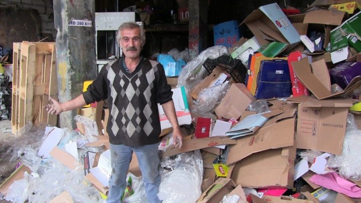 Ekmeğini çöpten çıkarıyor