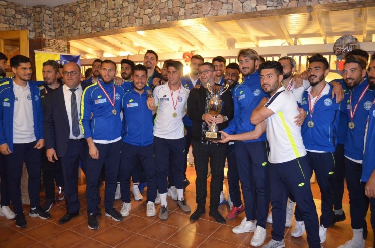 Şampiyon Didimspor kupasını kaldırdı