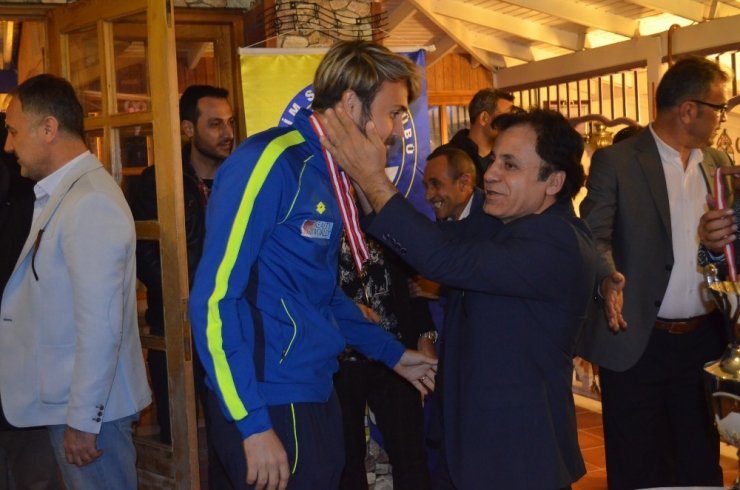 Şampiyon Didimspor kupasını kaldırdı