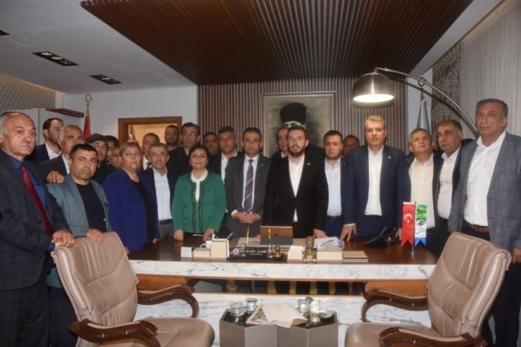 Başkan Aydar’a destek için belediyeye akın ettiler