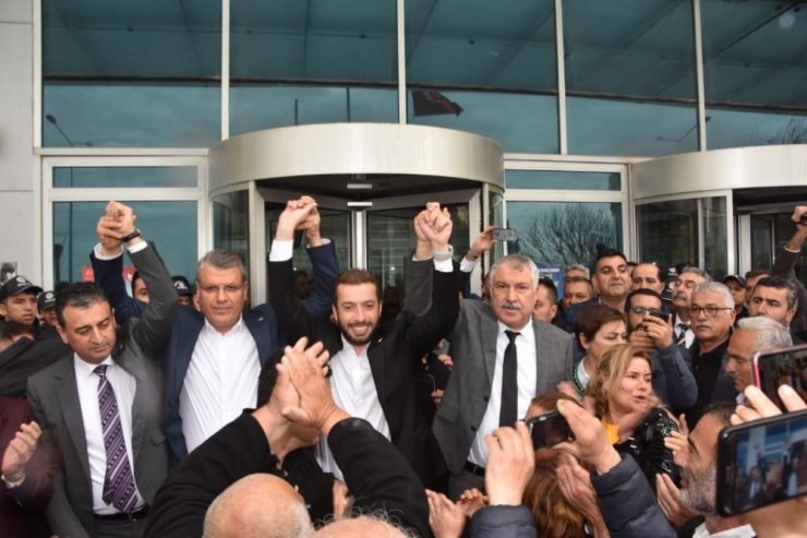 Başkan Aydar’a destek için belediyeye akın ettiler