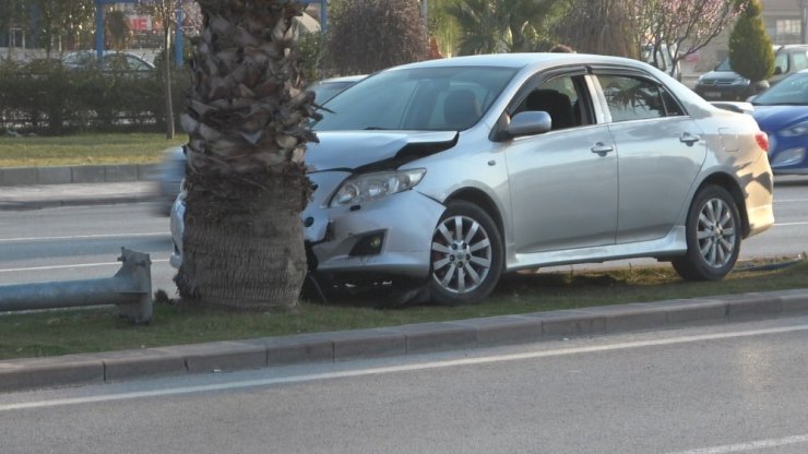 Kontrolden çıkan otomobil önce demir direği devirdi ardından ağaca çarptı
