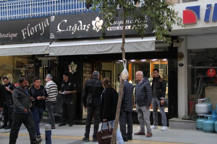 İzmir’de maskeli kuyumcu soygunu