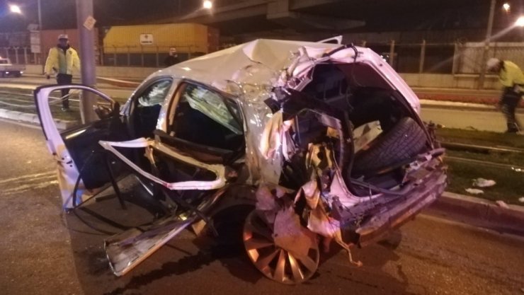 İzmir’de feci kaza... Otomobil tramvay yolunu aşıp karşı yola geçti: 4 yaralı