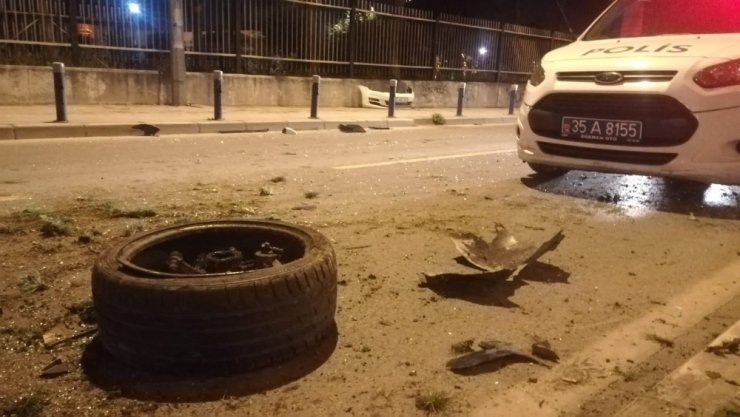 İzmir’de feci kaza... Otomobil tramvay yolunu aşıp karşı yola geçti: 4 yaralı
