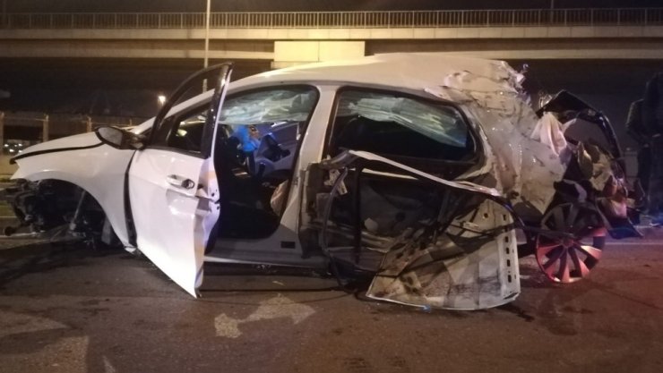 İzmir’de feci kaza... Otomobil tramvay yolunu aşıp karşı yola geçti: 4 yaralı