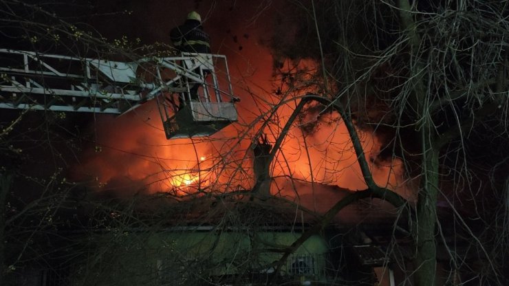 Karabük’te işçi evleri alevlere teslim oldu