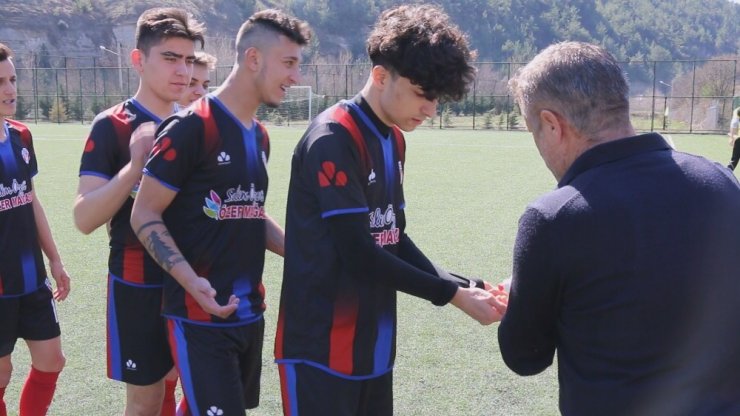 Futbolcular maça dezenfekte edilerek çıktı
