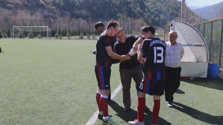 Futbolcular maça dezenfekte edilerek çıktı