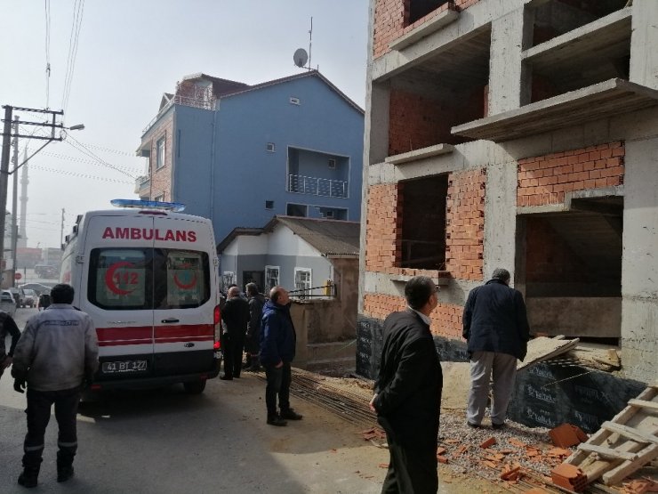 Yeni ördüğü duvara yaslanan usta 3. kattan zemine düştü