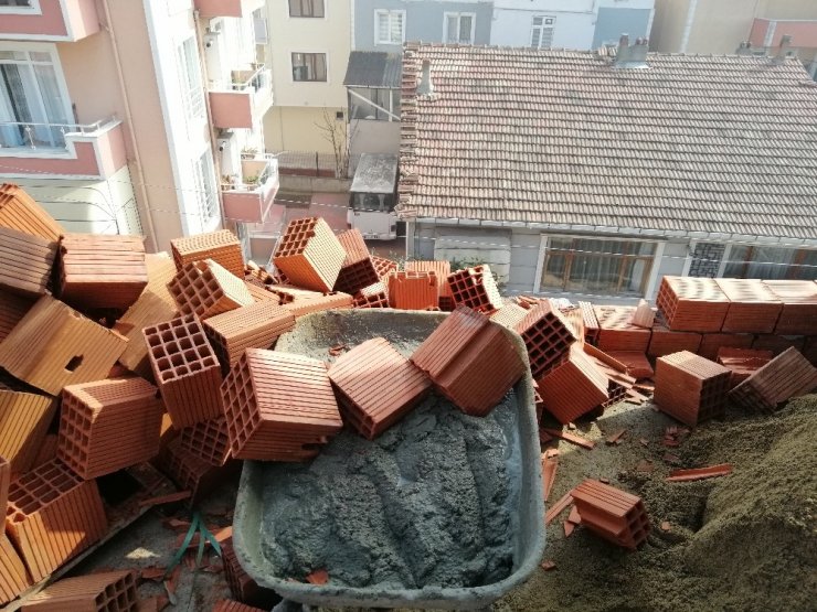 Yeni ördüğü duvara yaslanan usta 3. kattan zemine düştü