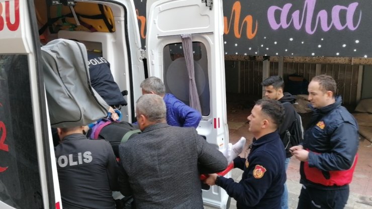 Okul kapısının üzerine tırmanan öğrenci yere düşerek yaralandı
