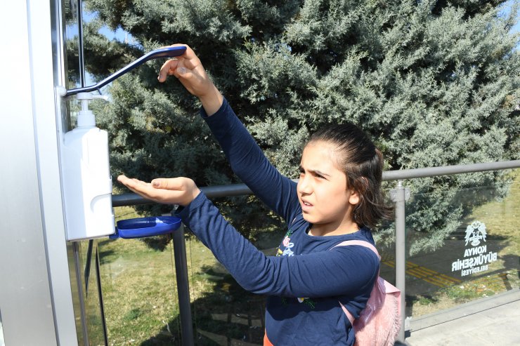 Konya'da otogar ve toplu ulaşım duraklarına dezenfektan kuruldu