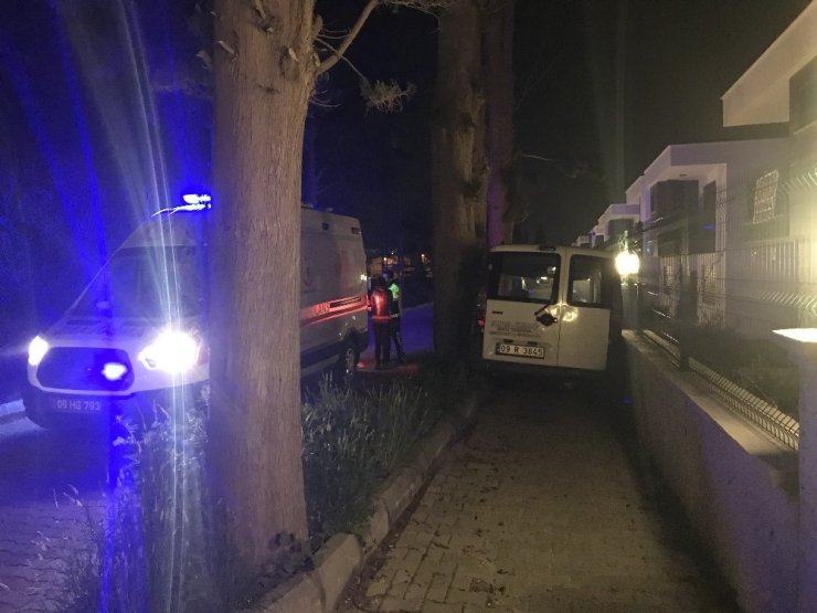 Kuşadası’nda otomobil ağaçla duvar arasına sıkıştı