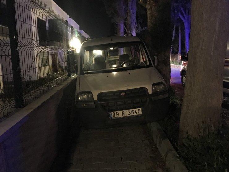 Kuşadası’nda otomobil ağaçla duvar arasına sıkıştı