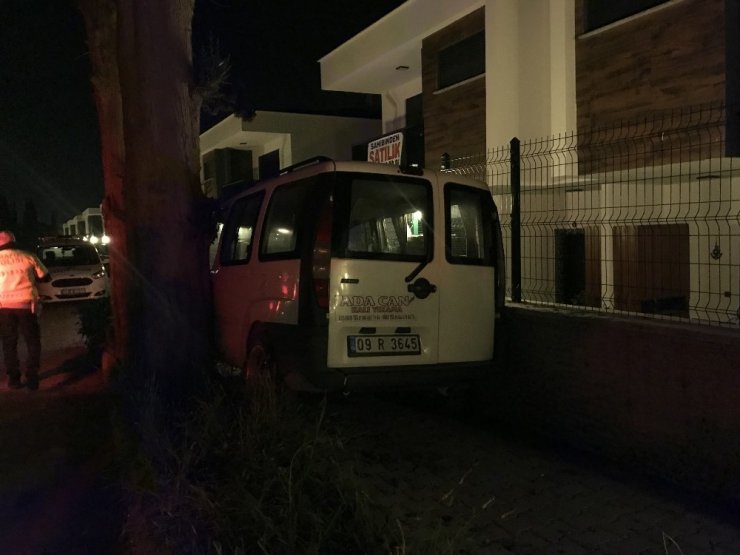 Kuşadası’nda otomobil ağaçla duvar arasına sıkıştı
