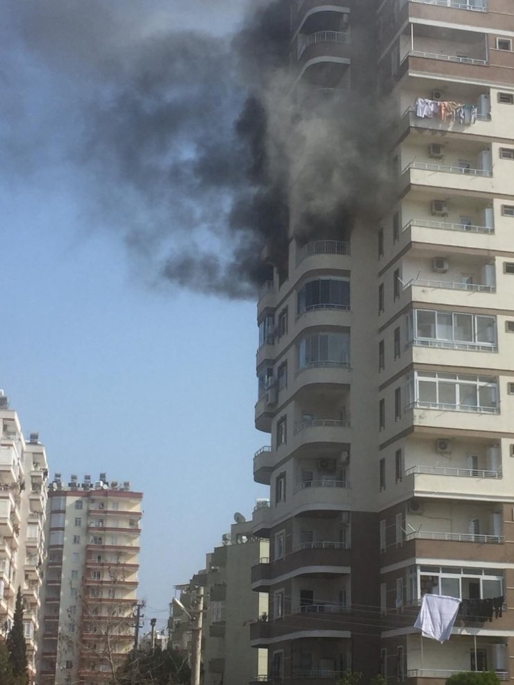 Apartmandaki yangından korkan kadın 8. kattan aşağı düştü