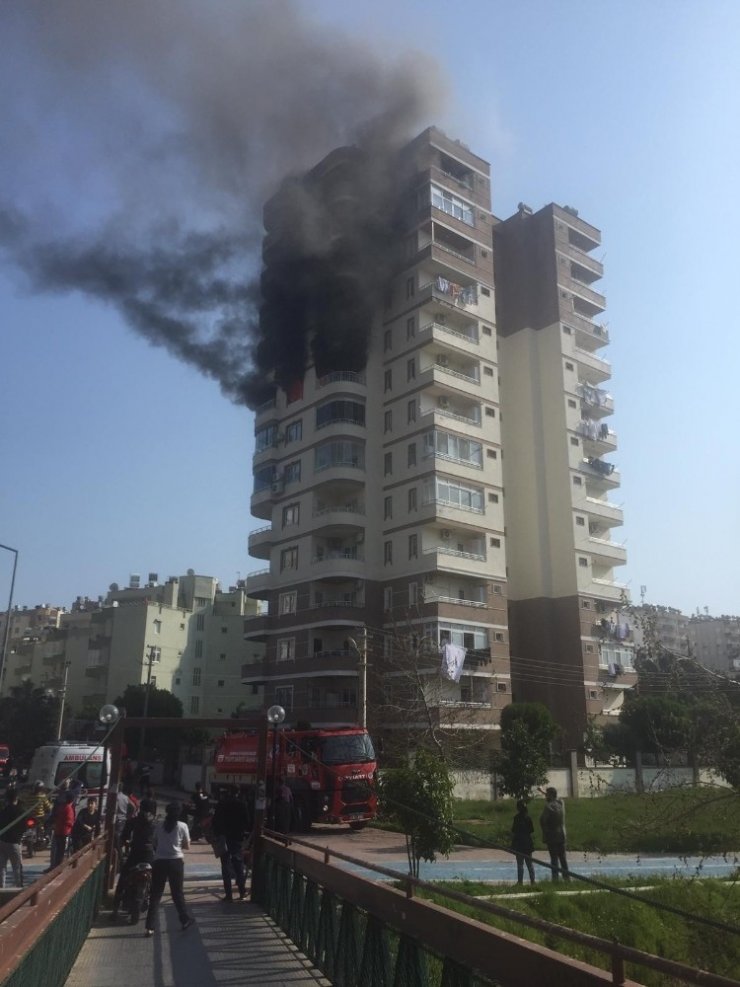Apartmandaki yangından korkan kadın 8. kattan aşağı düştü