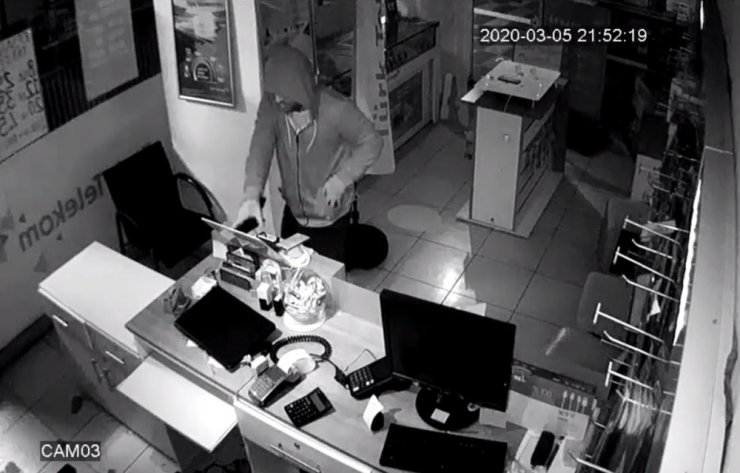 20 saniyede 3 cep telefonu çaldı