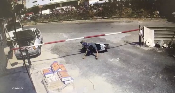 Motosiklet sürücüsünün talihsiz anı