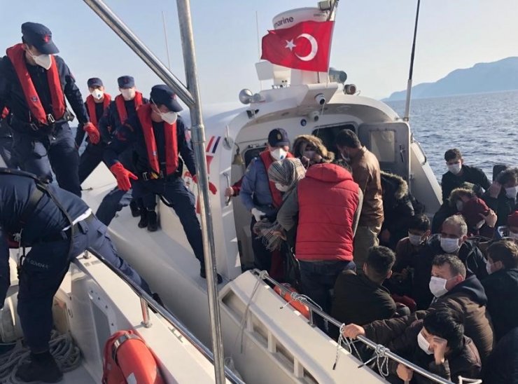 Muğla'da Türk kara sularına geri itilen 38 sığınmacı kurtarıldı