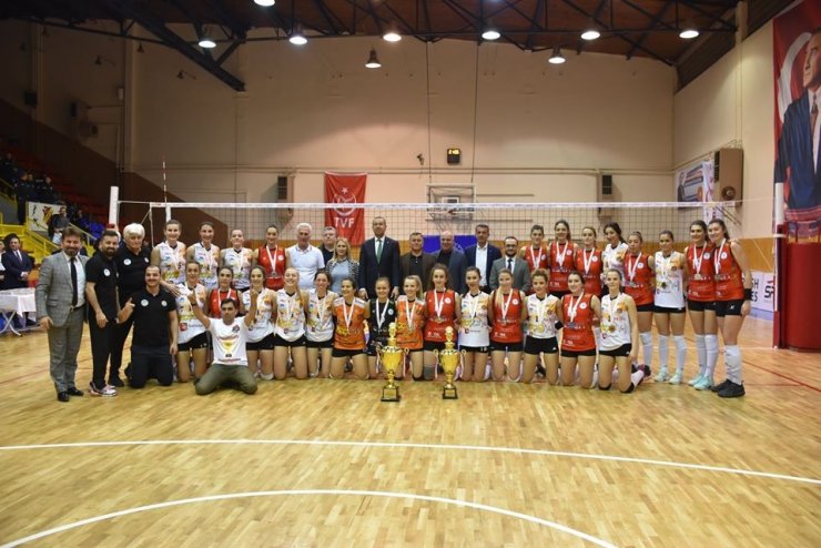 Filede Sakarya Voleybol ile Numune Gençlik 1. Lige yükseldi