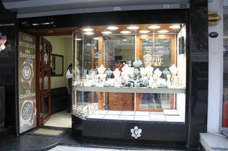 İzmir’de maskeli kuyumcu soygunu