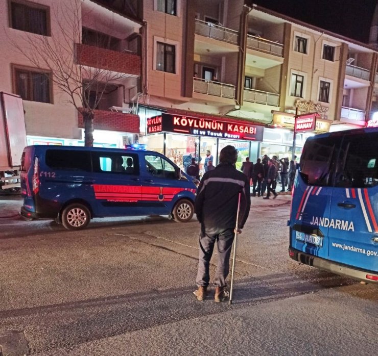 İş yeri sahibi dükkanının önünde silahla vuruldu: 1 yaralı