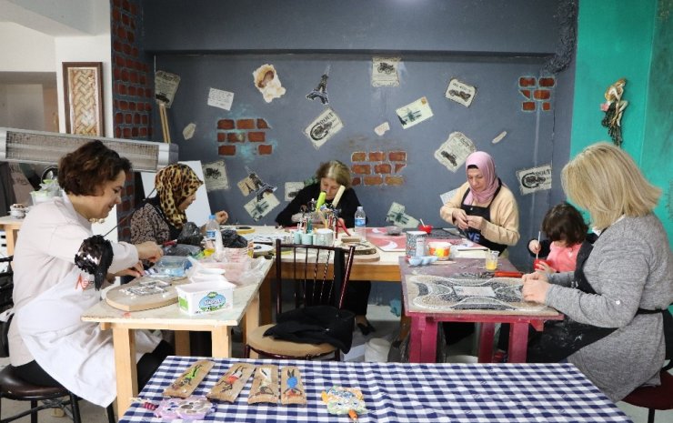 Ekmeğini taştan çıkaran kadınlar