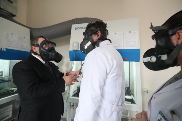 Bakan Varank maske fabrikasını ziyaret etti: