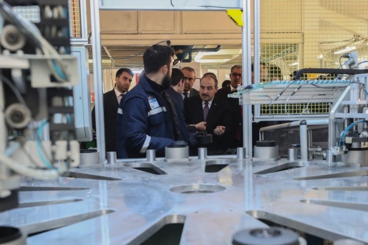Bakan Varank maske fabrikasını ziyaret etti: