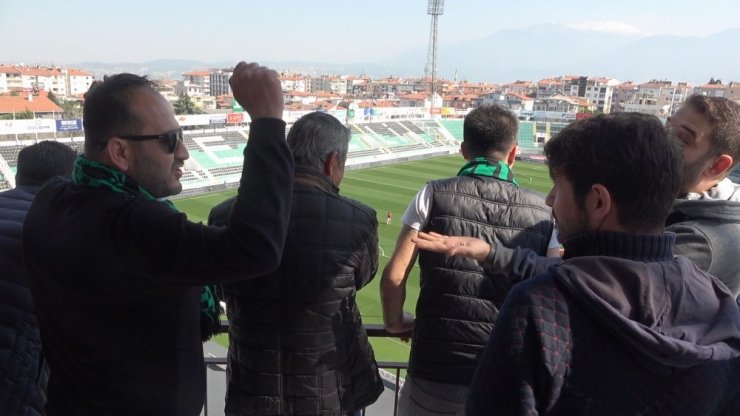 Çatılara, balkonlara çıkıp takımlarını desteklediler