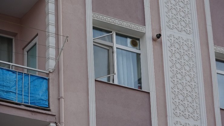 3.kattan düşen 2,5 yaşındaki çocuk ağır yaralandı