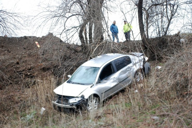 Şarampole uçan otomobilden burnu kanamadan çıktı