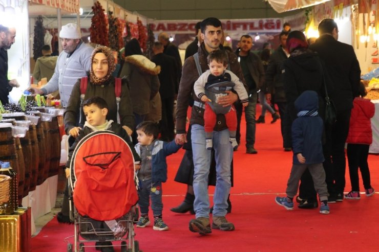 Van’da ’3. Yöresel Ürünler ve Hediyelik Eşya Fuarı’ devam ediyor