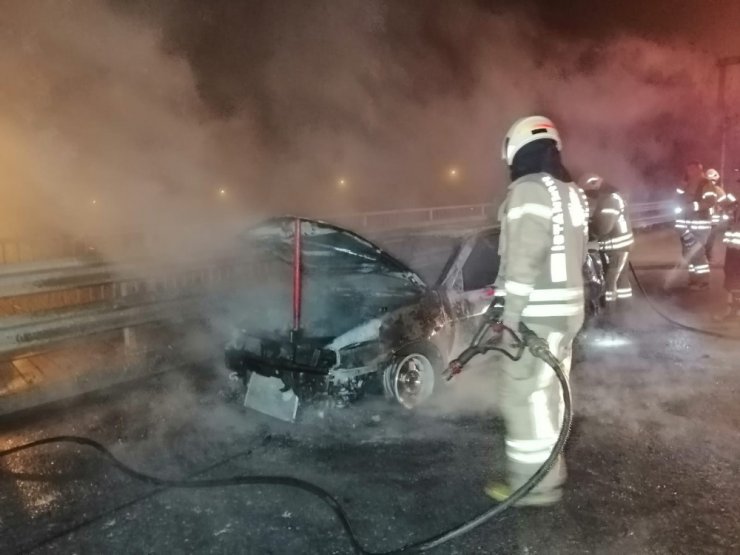 Küle dönen otomobilini çaresiz gözlerle izledi